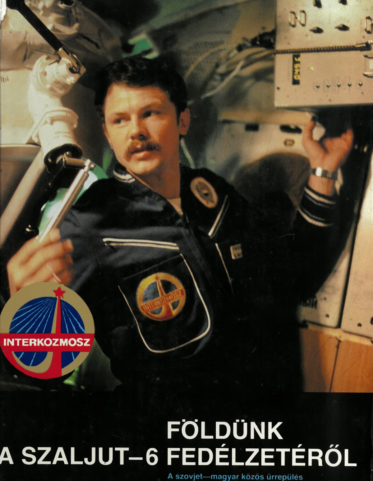 Szplav konténer Farkas Bertalan kezében a Szaljut-6 űrállomás fedélzetén, a kemencébe helyezés előtt