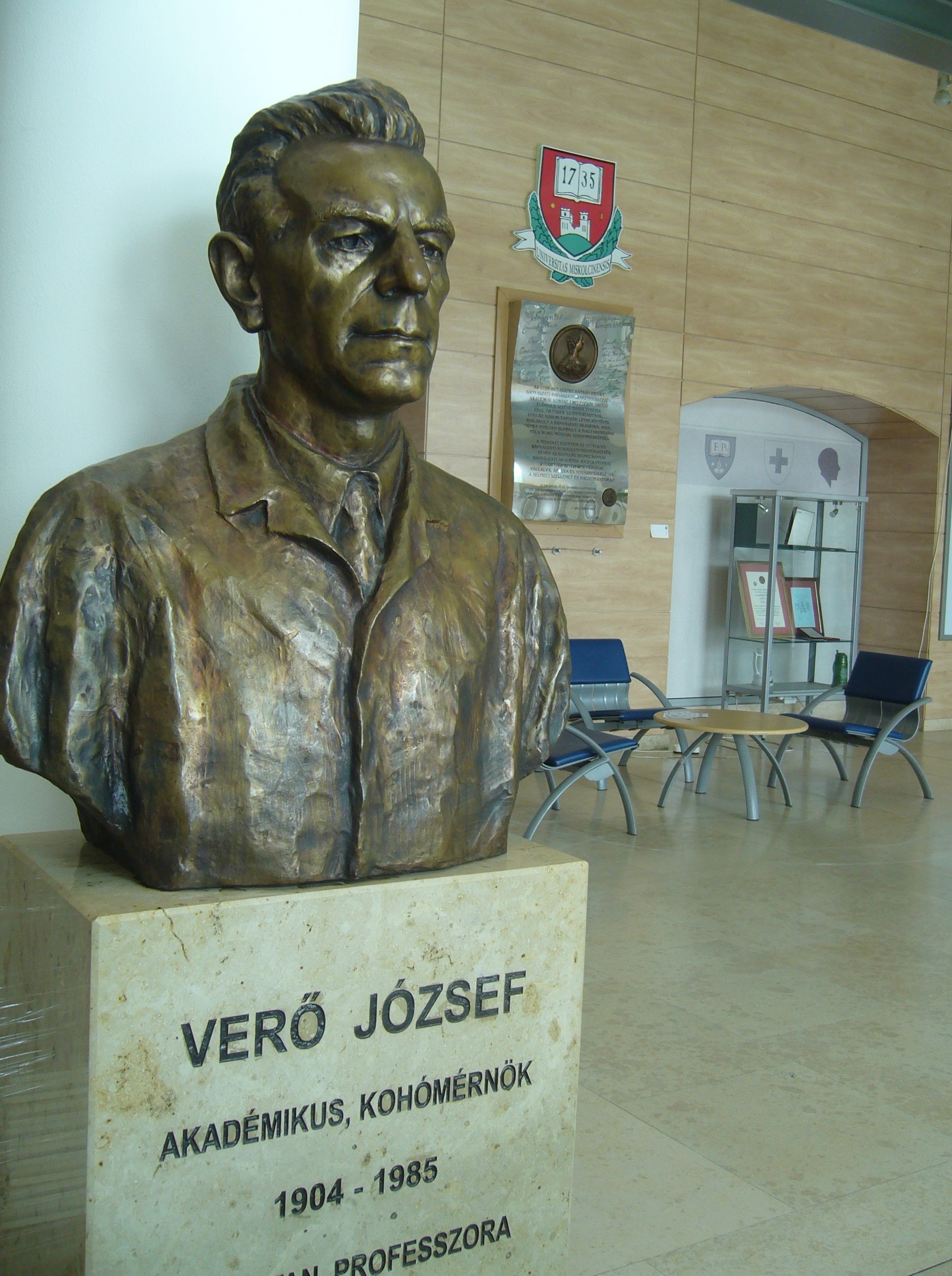 Dr. Verő József mellszobra